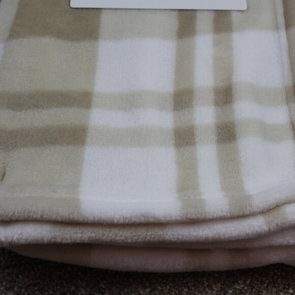 Tahari Baby Blanket Tan White Plaid Fleece Infant Unisex Soft NWT - Picture 3 of 6